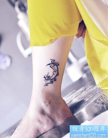 女人腿部精美的图腾月亮纹身图片