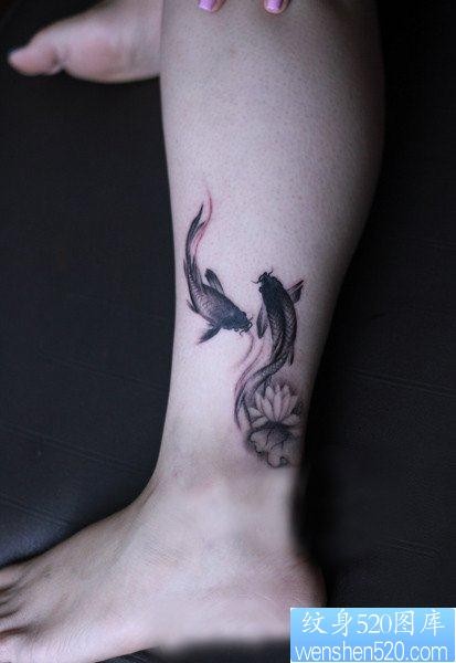 女人腿部精美的水墨画鲤鱼莲花纹身图片