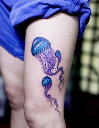 女孩子腿部彩色水母纹身图片