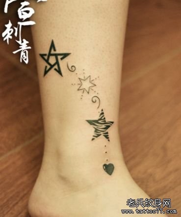 女人腿部精美潮流的五角星纹身图片