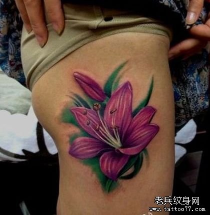 女人腿部艳丽彩色百合花纹身图片