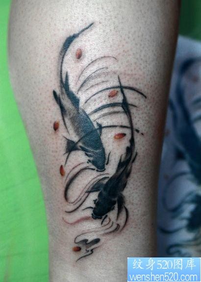 腿部一幅潮流的水墨画鲤鱼纹身图片