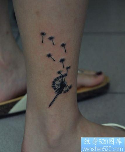美女腿部一幅流行的蒲公英纹身图片