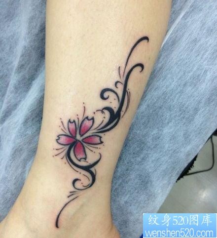 女人腿部樱花与图腾藤蔓纹身图片