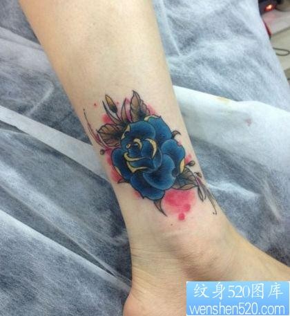 女人腿部一幅欧美风格玫瑰花纹身图片