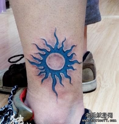 腿部一幅彩色烙印效果太阳纹身图片