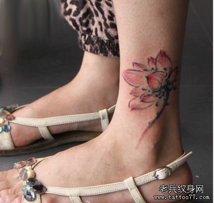女人腿部唯美好看的水墨莲花纹身图片