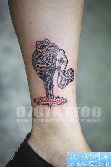 女孩子腿部一幅图腾大象纹身图片