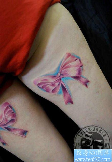 美女腿部漂亮的彩色蝴蝶结纹身图片