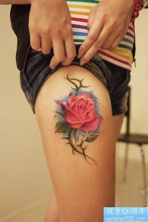 美女腿部漂亮的彩色玫瑰花纹身图片