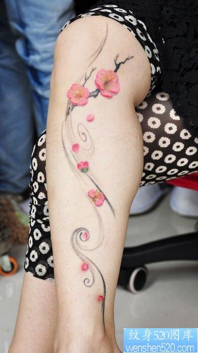 美女腿部彩色梅花纹身图片