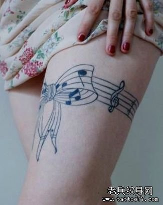 女人腿部一幅另类的蕾丝纹身图片