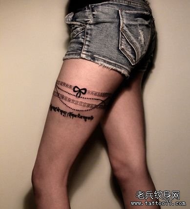 女孩子腿部精美的蕾丝纹身图片