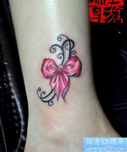 女人腿部小巧流行的蝴蝶结纹身图片