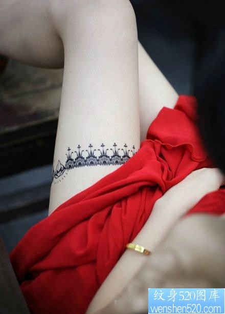 美女腿部潮流精美的蕾丝纹身图片