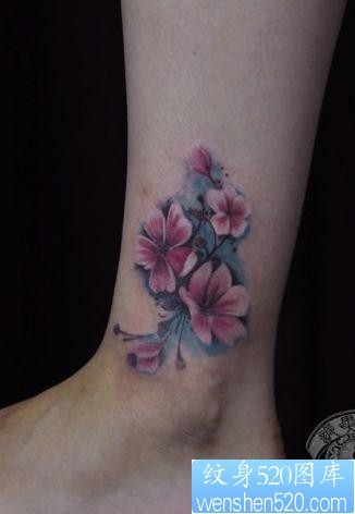 美女腿部精美的彩色樱花纹身图片