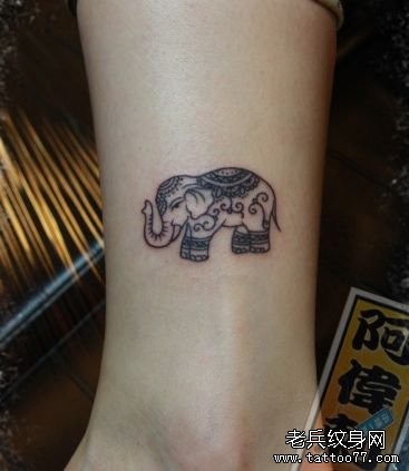 女孩子腿部一幅小象纹身图片