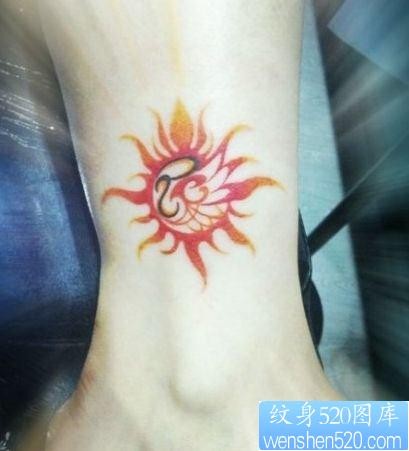 腿部一幅精美的彩色图腾太阳纹身图片