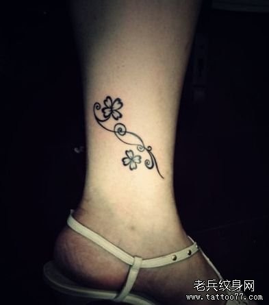 女人腿部精美的图腾四叶草纹身图片