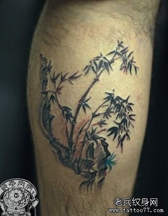 腿部一幅黑灰竹子纹身图片