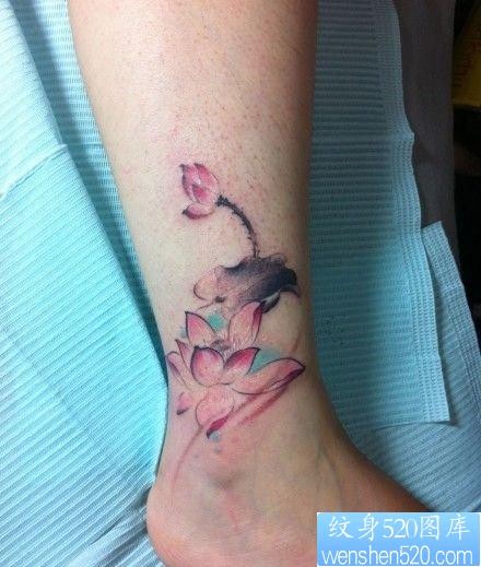 女人腿部好看的彩色水墨画莲花纹身图片