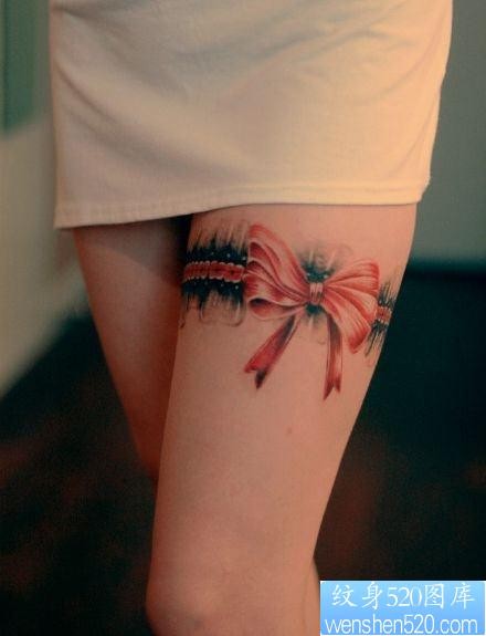 性感潮流的美女腿部蝴蝶结与蕾丝纹身图片