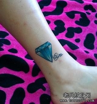 女孩子腿部彩色钻石纹身图片