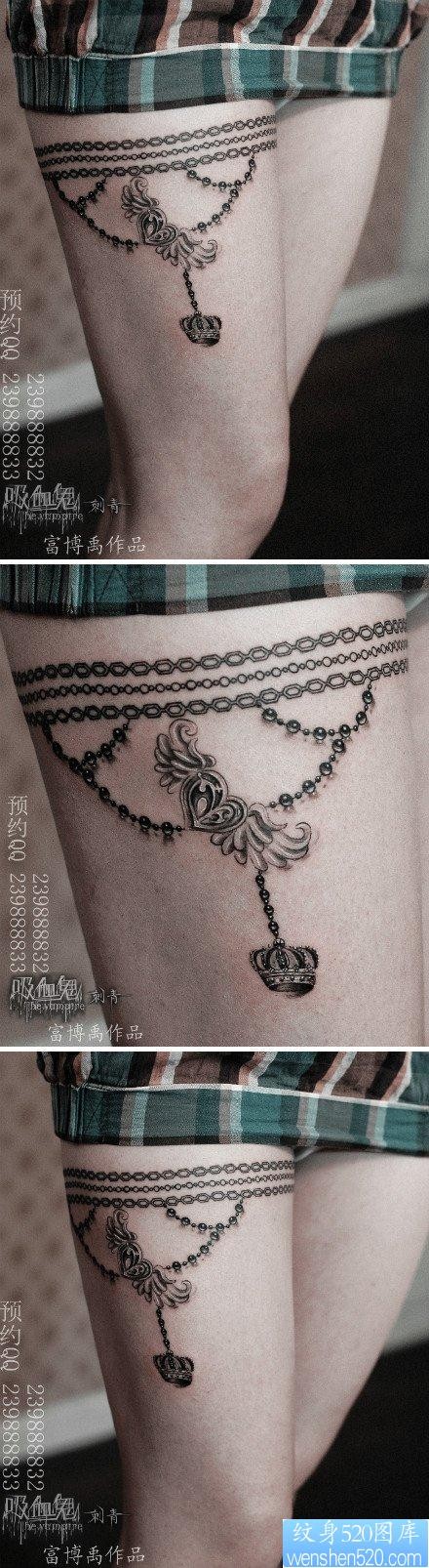 美女腿部精美的链条吊链纹身图片