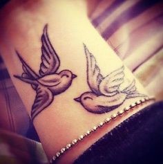 手腕上唯美漂亮的燕子纹身