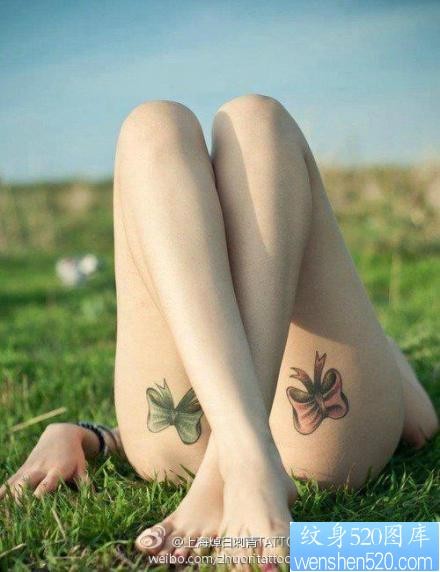 女人腿部潮流流行的蝴蝶结纹身图片