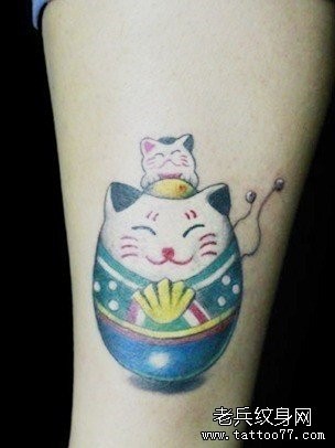 女人腿部可爱的不倒招财猫纹身图片