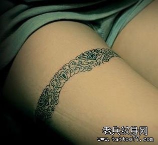 女人腿部一幅简单性感的蕾丝纹身图片