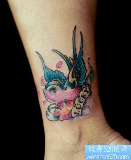 女孩子腿部一幅彩色小燕子纹身图片