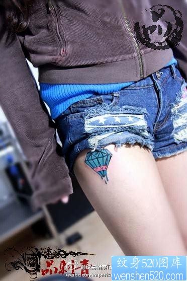 女人腿部潮流流行的钻石纹身图片