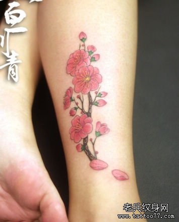 美女腿部漂亮的彩色桃花纹身图片
