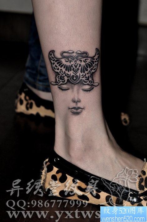 美女腿部漂亮的蝴蝶纹身图片