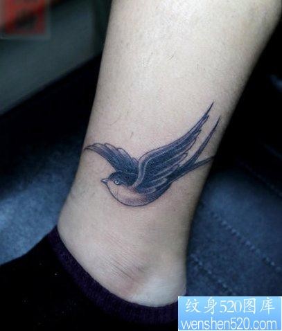 腿部好看的一幅黑灰小燕子纹身图片