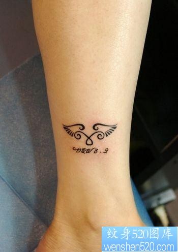 女孩子腿部小巧的图腾翅膀纹身图片