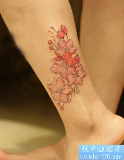 女人腿部精美的彩色桃花纹身图片