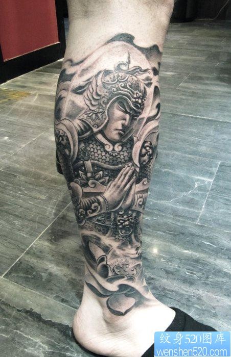 男生腿部经典帅气的韦驮菩萨纹身图片
