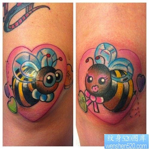 女人腿部膝盖处可爱的小蜜蜂纹身图片