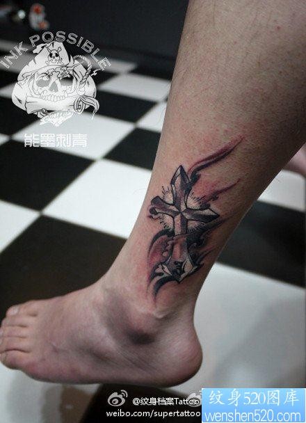 腿部潮流经典的十字架纹身图片
