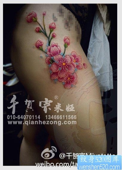 美女腿部漂亮潮流的花卉纹身图片