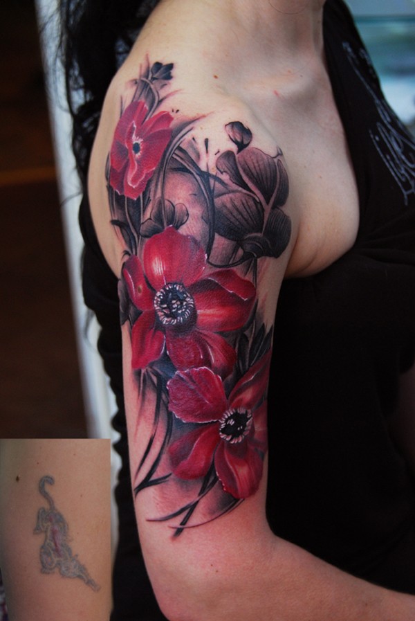 手臂上一款漂亮的红色花朵纹身