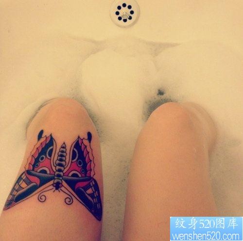 女人大腿部欧美风格的蝴蝶纹身图片