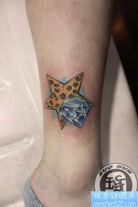 女人腿部漂亮的豹纹五角星与彩色钻石纹身图片