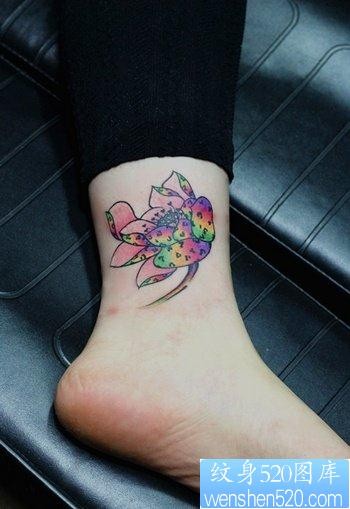 女孩子腿部精美的彩色莲花纹身图片