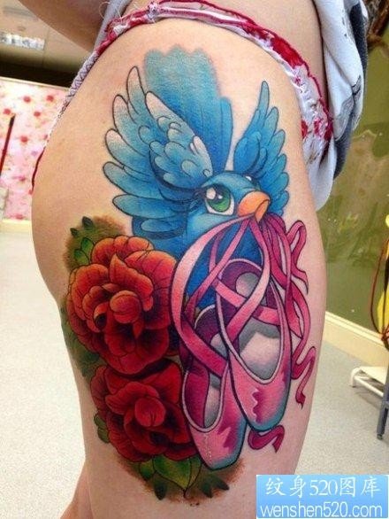 美女腿部可爱潮流的小燕子与玫瑰花纹身图片