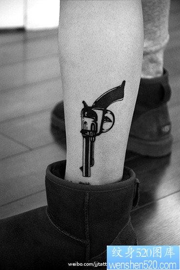 女人腿部潮流流行的图腾手枪纹身图片