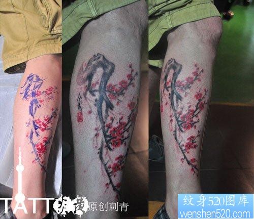 男人腿部精美的水墨梅花纹身图片